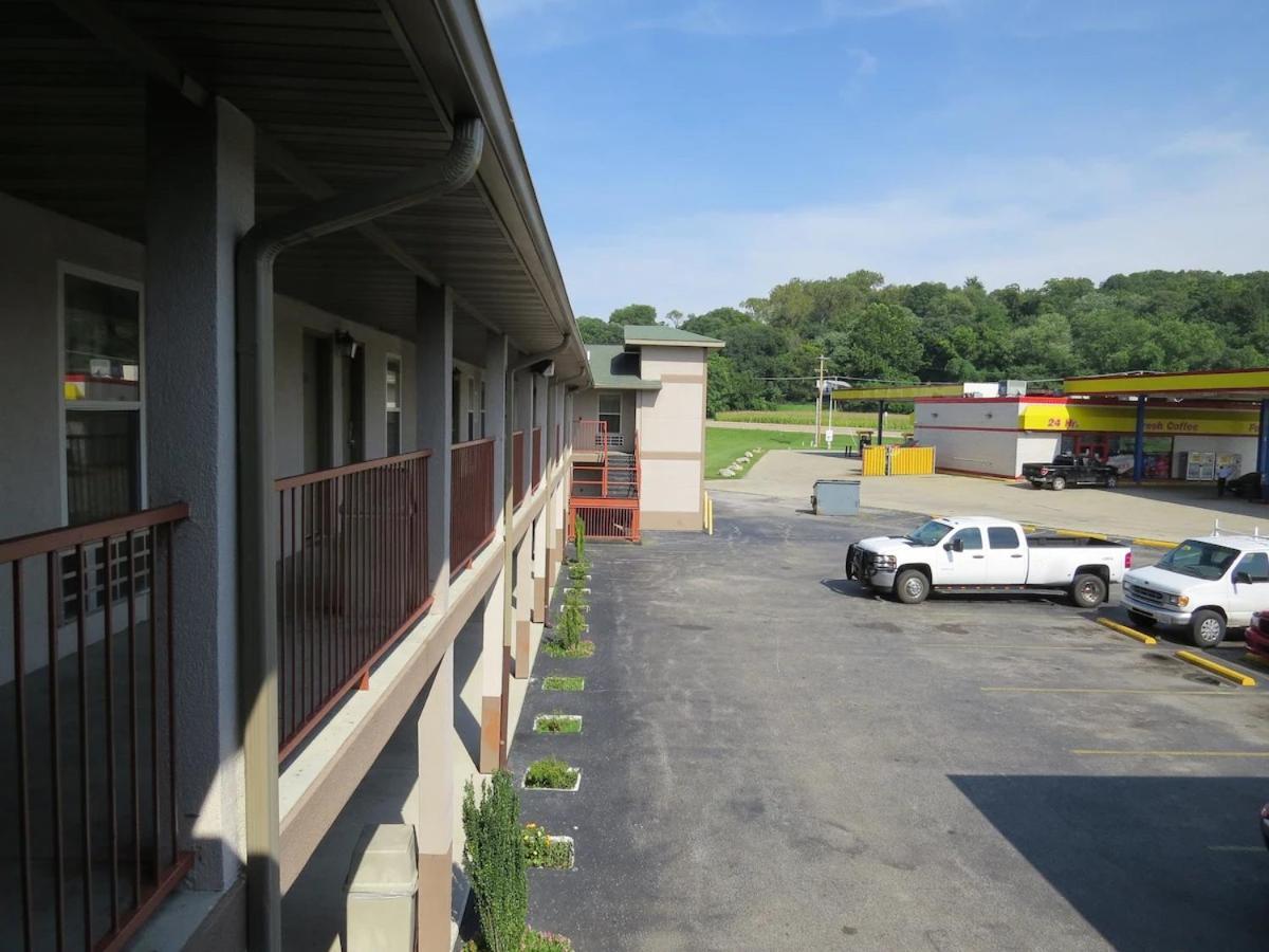 First Western Inn Caseyville Екстер'єр фото